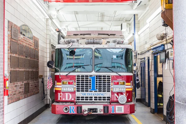 Camiones del departamento de bomberos de Nueva York estacionados en estación de bomberos el 18 de mayo de 2018 en la ciudad de Nueva York, Estados Unidos . — Foto de Stock