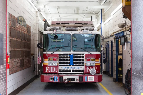 Caminhões de bombeiros de Nova York estacionados no quartel de bombeiros em 18 de maio de 2018 em Nova York, EUA . — Fotografia de Stock