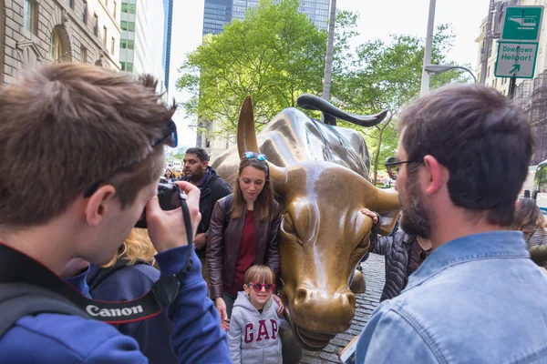 De landmark Charging Bull in Lower Manhattan vertegenwoordigt de kracht en de kracht van het Amerikaanse volk in New York, Usa, op 18 mei, 2018. — Stockfoto