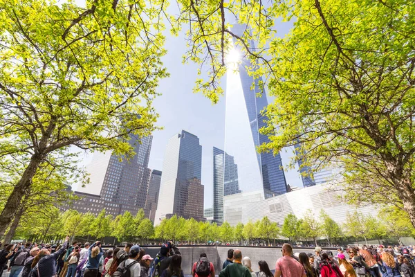 Туристы посещают 9 11 мемориальный парк в центре Манхэттена, расположенный на месте как оригинальный Всемирный торговый центр . — стоковое фото