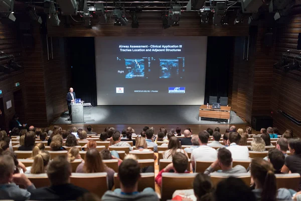 Exposé d'un expert médical sur le diagnostic en médecine lors du 12e congrès mondial de Winfocus, le 8 septembre 2016 à Ljubljana, Slovénie . — Photo