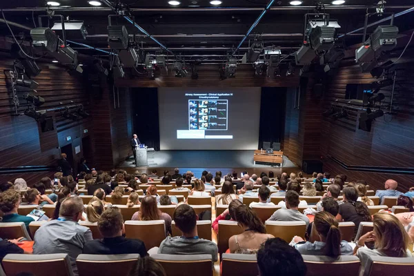 Medisch deskundige geeft een uiteenzetting over de diagnose in de geneeskunde op 12e congres van de wereld van de Winfocus op 8 September, 2016 in Ljubljana, Slovenië. — Stockfoto