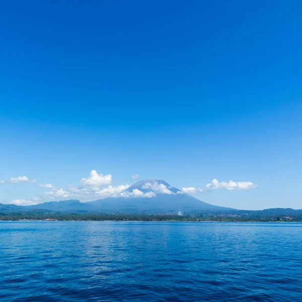 Agung volcano view från havet. Ön Bali, Indonesien — Stockfoto