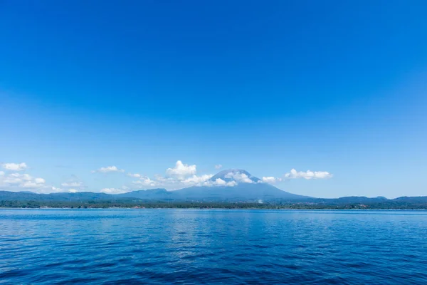 Vulcano Agung vista dal mare. Isola di Bali, Indonesia — Foto Stock