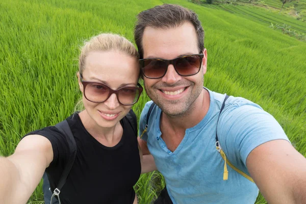 Piękna para miłosna zabawy biorąc selfie w pięknym Jatiluwih plantacje tarasu ryżu na Bali, Indonezja, Azja Południowo-Wschodnia. — Zdjęcie stockowe
