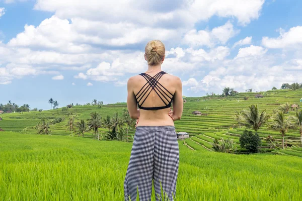 Bali güzel yeşil pirinç tarlalarında saf doğa zevk rahat Casual sportif kadın. — Stok fotoğraf