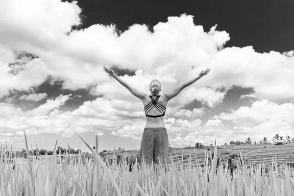 Розслабленої здорової спортивного жінка, зброя rimed до неба, насолоджуючись чистою природою в красивих зелених рисових полів на Балі. — стокове фото
