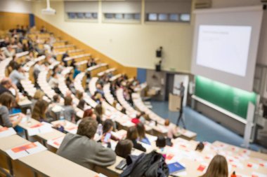Akademik ders sırasında konferans salonunda seyirci görüntüsü defocused.