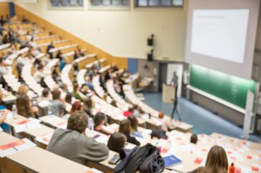 Akademik ders sırasında konferans salonunda seyirci görüntüsü defocused.