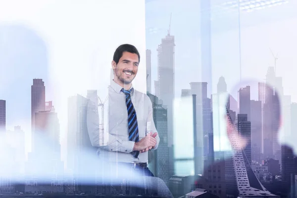 Líder da empresa confiante em reunião de negócios contra edifícios e arranha-céus de Manhattan em Nova Iorque . — Fotografia de Stock