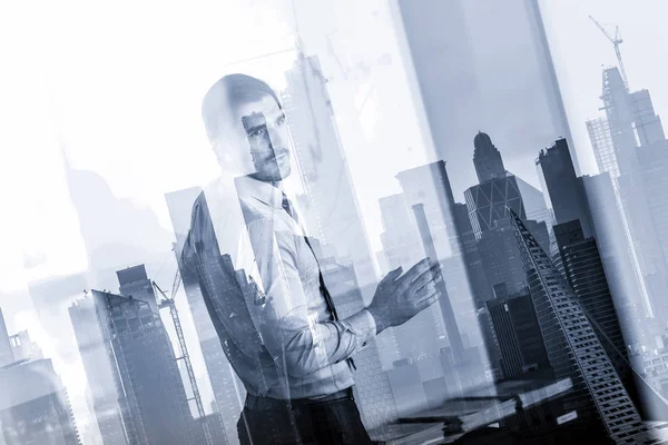 Apresentação de negócios sobre reunião corporativa contra reflexos da janela da cidade de Nova Iorque . — Fotografia de Stock