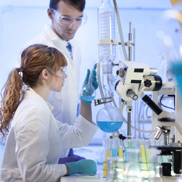 Jeunes chimistes recherchant dans un laboratoire de sciences de la vie. — Photo