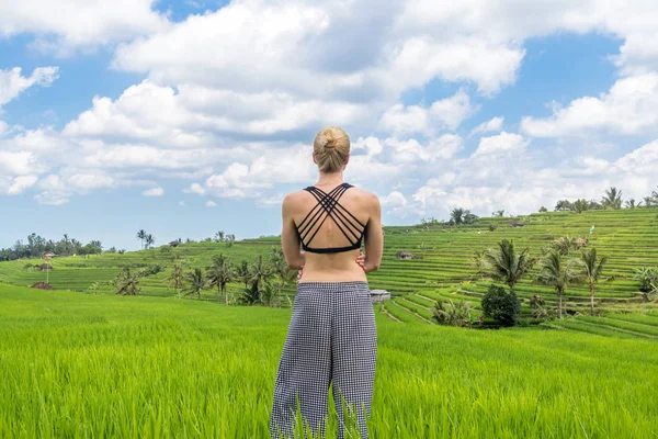 Bali güzel yeşil pirinç tarlalarında saf doğa zevk rahat Casual sportif kadın. — Stok fotoğraf