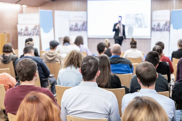 Obchodní mluvčí přednáší na obchodní konferenci. — Stock fotografie