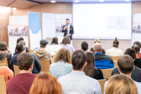 Επιχειρηματικός ομιλητής δίνει μια ομιλία σε εκδήλωση επιχειρηματικό συνέδριο. — Φωτογραφία Αρχείου