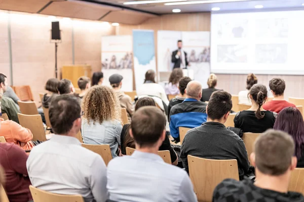 Obchodní mluvčí přednáší na obchodní konferenci. — Stock fotografie