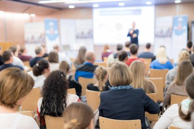 İş konuşmacısı iş konferansında konuşma yapacak..
