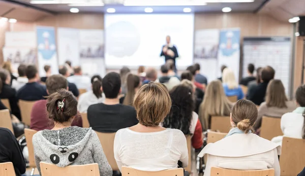 Conférencier d'affaires donnant une conférence en salle de conférence. — Photo