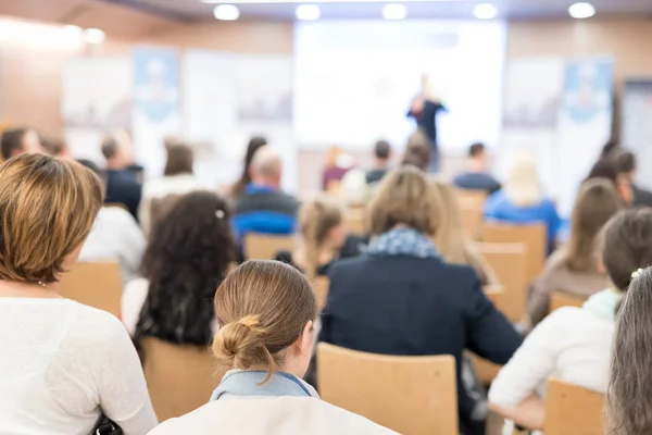 Obchodní mluvčí přednáší na obchodní konferenci. — Stock fotografie