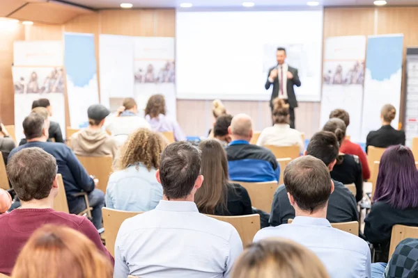 Wirtschaftssprecher hält einen Vortrag auf einer Konferenz. — Stockfoto