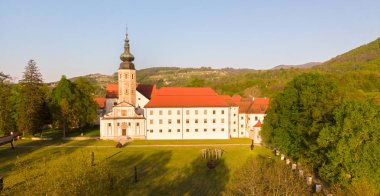 Kostanjevica na Krki manastırının hava manzarası, Kostanjevica Kalesi, Slovenya ve Avrupa olarak atandı.