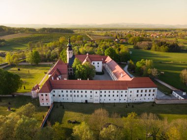 Kostanjevica na Krki manastırının hava manzarası, Kostanjevica Kalesi, Slovenya ve Avrupa olarak atandı.