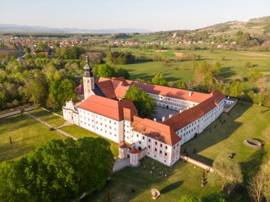 Kostanjevica na Krki manastırının hava manzarası, Kostanjevica Kalesi, Slovenya ve Avrupa olarak atandı.