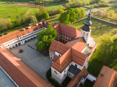Kostanjevica na Krki manastırının hava manzarası, Kostanjevica Kalesi, Slovenya ve Avrupa olarak atandı.