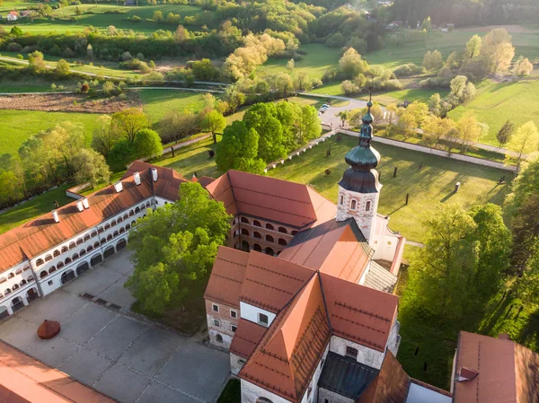 Vue aérienne du monastère cistercien Kostanjevica na Krki, nommé chaleureusement Château Kostanjevica, Slovénie, Europe — Photo