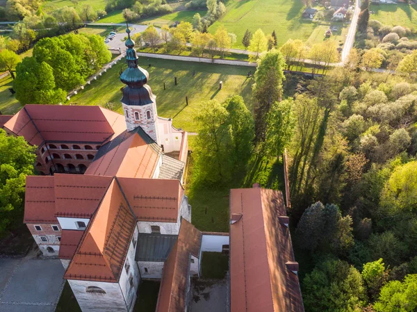 Flybilde over cistercienserklosteret Kostanjevica na Krki, hjemmelaget til slottet Kostanjevica, Slovenia, Europa – stockfoto