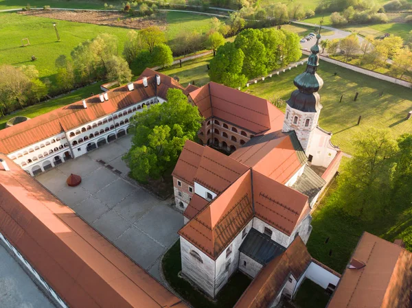 Widok z lotu ptaka na klasztor cystersów Kostanjevica na Krki, domowo mianowany na zamek Kostanjevica, Słowenia, Europa — Zdjęcie stockowe