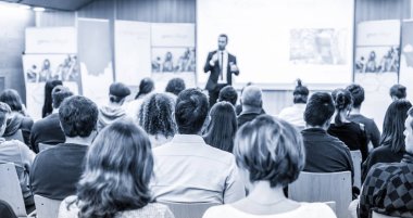 İş konuşmacısı iş konferansında konuşma yapacak..