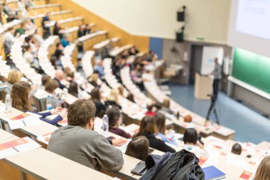Bilimsel iş konferansında bir konuşma yapan uzman konuşmacı.