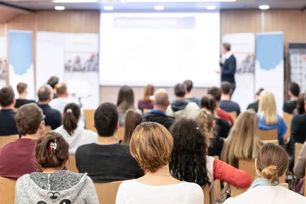 Επιχειρηματικός ομιλητής δίνει μια ομιλία στην αίθουσα συνεδριάσεων. — Φωτογραφία Αρχείου