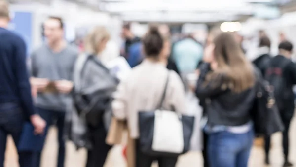 Blured image van zakenmensen socialiseren en netwerken tijdens koffiepauze op conferentie vergadering. — Stockfoto