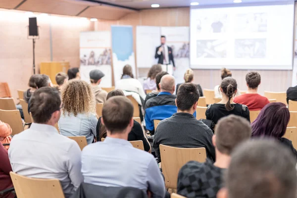 Obchodní mluvčí přednáší na obchodní konferenci. — Stock fotografie