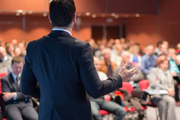 Prelegent przemawiający na konferencji biznesowej. — Zdjęcie stockowe