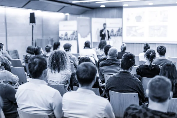 Erhverv højttaler giver et foredrag på business konference begivenhed. - Stock-foto
