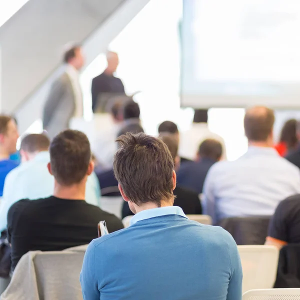 Redner sprechen bei öffentlicher Veranstaltung. — Stockfoto