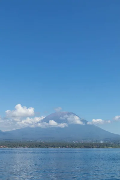 Agung volcano view från havet. Ön Bali, Indonesien — Stockfoto