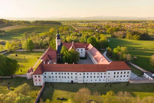 Luftaufnahme des Zisterzienserklosters Kostanjevica na Krki, heimelig eingerichtet als Burg Kostanjevica, Slowenien, Europa — Stockfoto