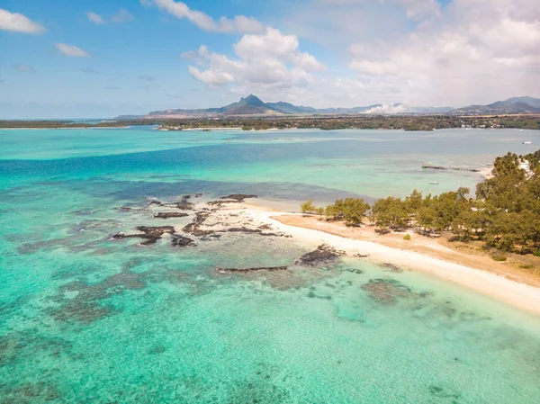 Luchtfoto van het prachtige tropische strand met turquoise zee. Tropische vakantieparadijs bestemming van deAU Douce en Ile aux Cerfs Mauritius — Stockfoto
