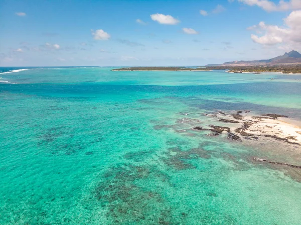 Vista aérea de la hermosa playa tropical con mar turquesa. Destino paradisíaco de vacaciones tropicales de Deau Douce e Ile aux Cerfs Mauricio — Foto de Stock