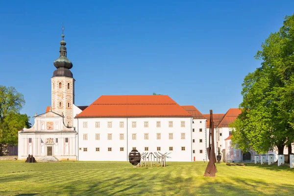 O mosteiro cisterciense Kostanjevica na Krki, Eslovênia, Europa . — Fotografia de Stock