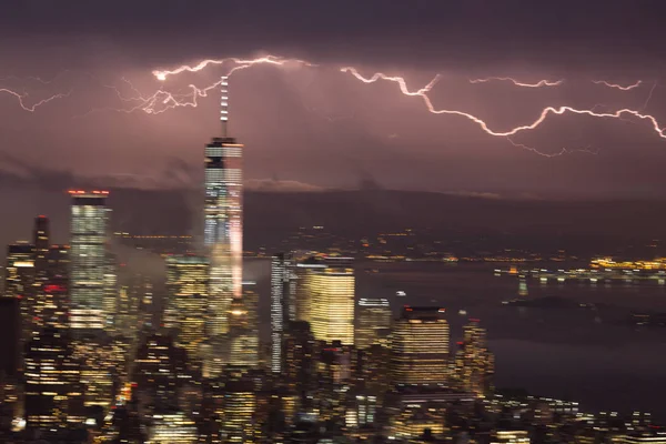 Imagem em movimento artístico azul do horizonte de Nova Iorque com arranha-céus de Manhattan na tempestade atmosférica — Fotografia de Stock