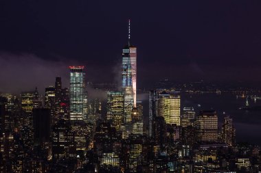 New York şehrinin gökdelenleri gece fırtınalı olacak..