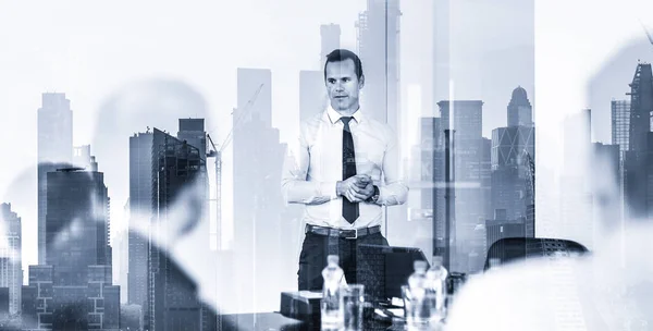 Selbstbewusster Firmenchef auf Business Meeting gegen New York City Manhattan Gebäude und Wolkenkratzer Fensterreflexion. — Stockfoto