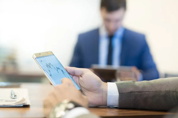 Primo piano dell'uomo d'affari utilizzando lo smartphone mobile. — Foto Stock