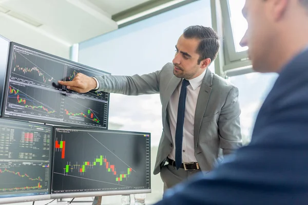 Broker azionari guardando schermi del computer, trading online. — Foto Stock