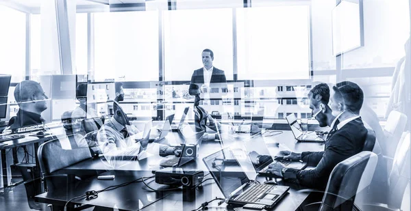 Framgångsrik chef ledande Corporate Business team Office möte. — Stockfoto